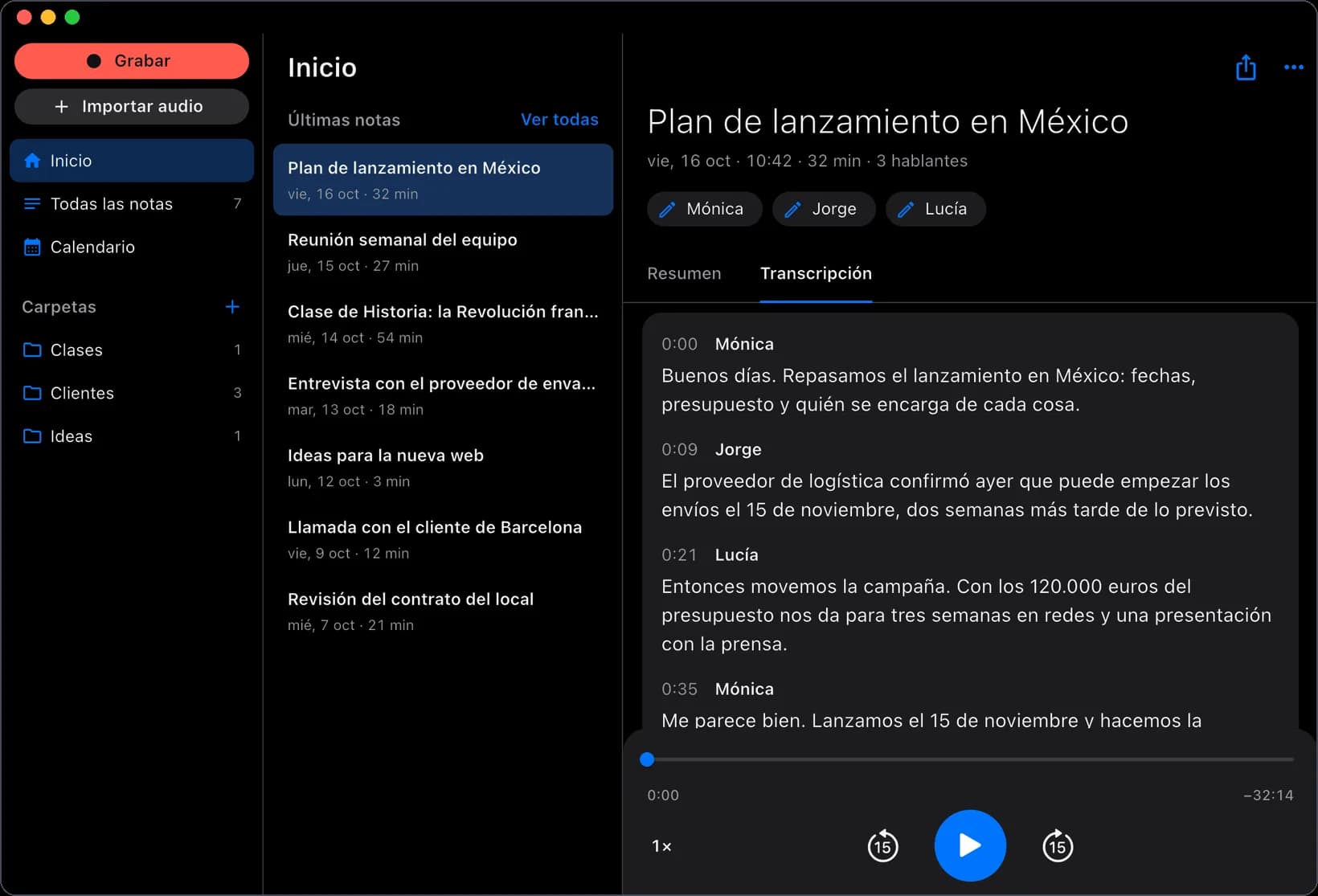 La transcripción de una reunión en el Mac, con el nombre de cada una de las tres personas.